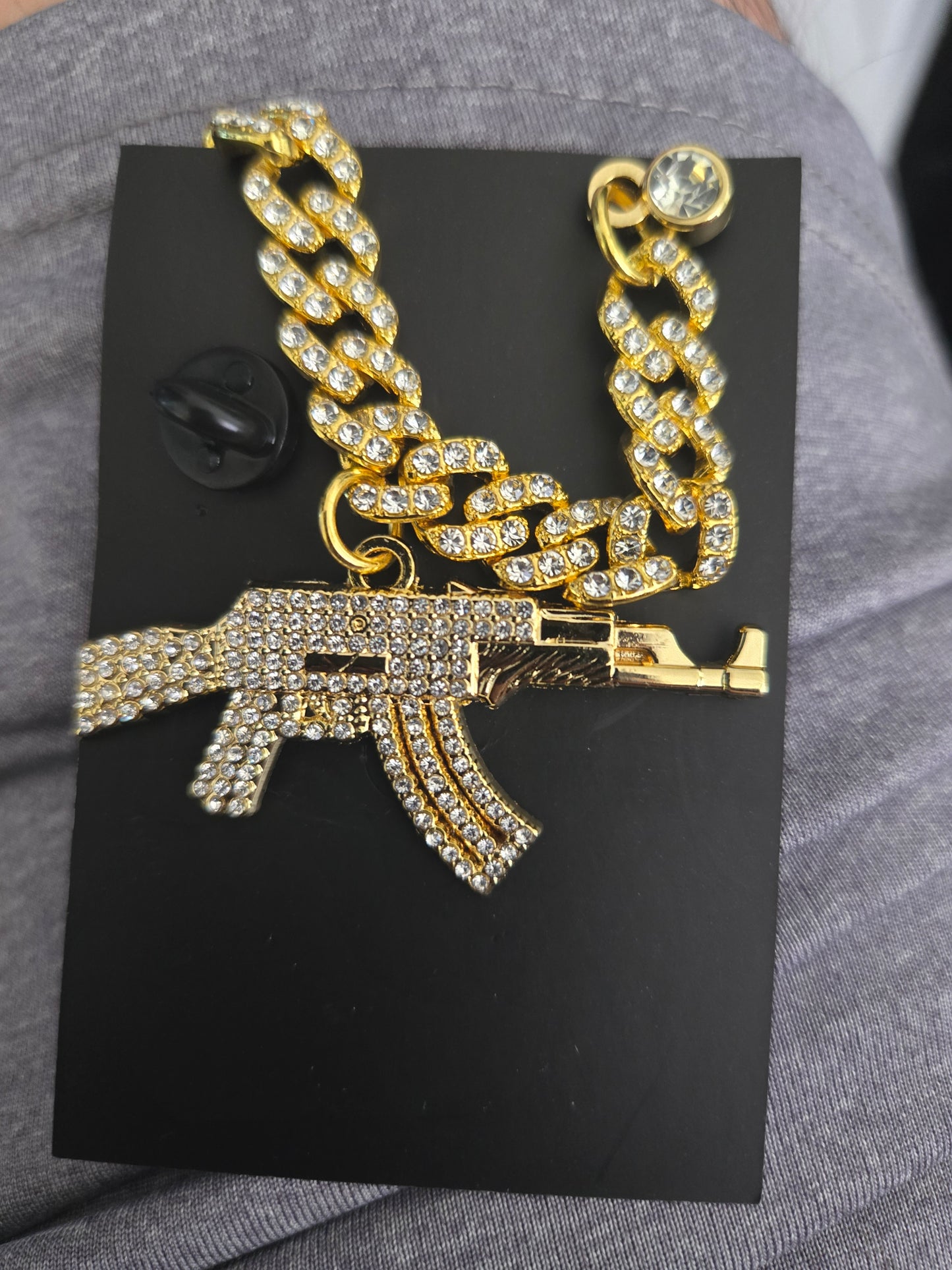 Pin gold chain cuerno